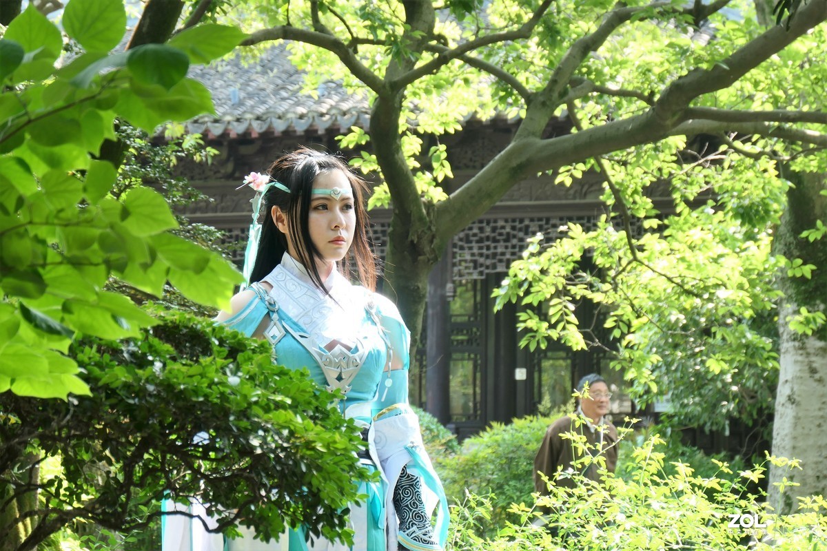 【妩琴女】——摄于上海桂林公园