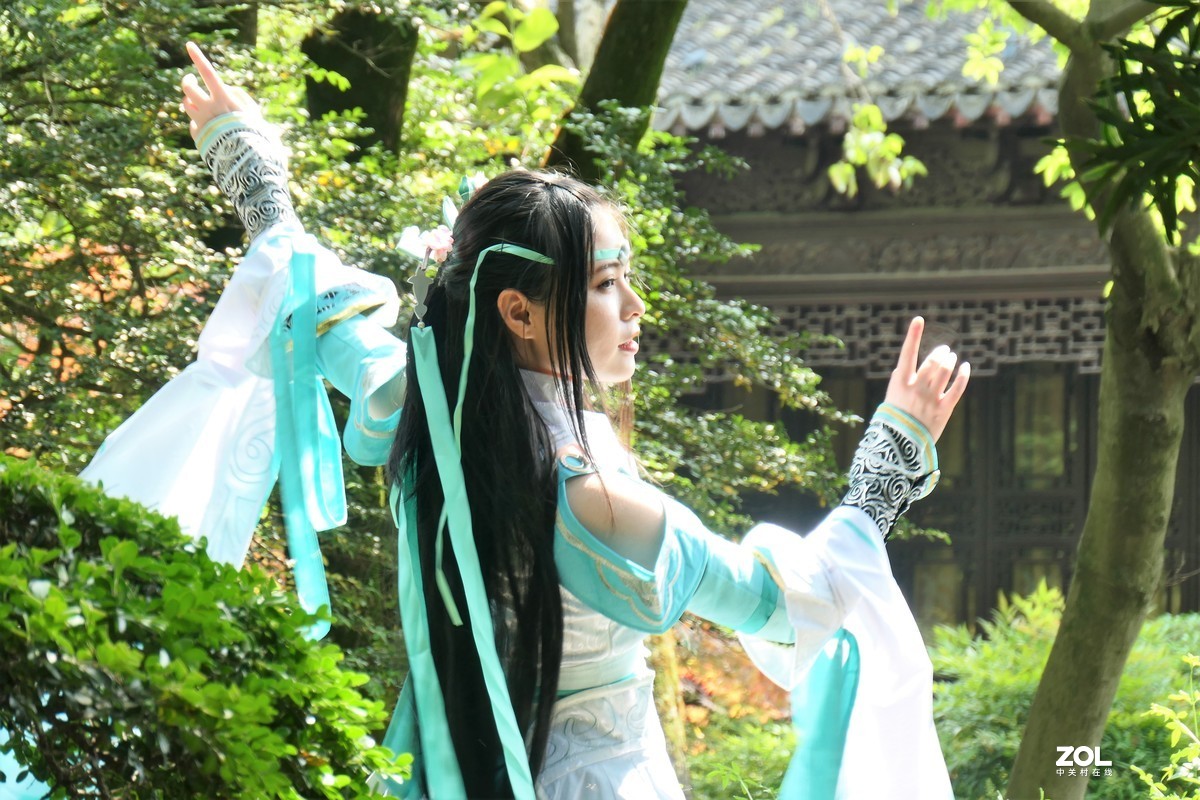 【妩琴女】——摄于上海桂林公园