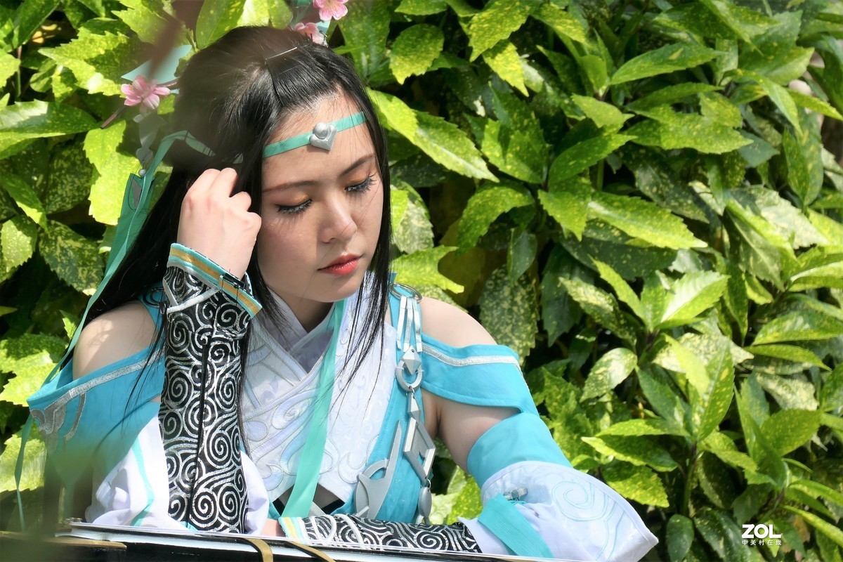 【妩琴女】——摄于上海桂林公园