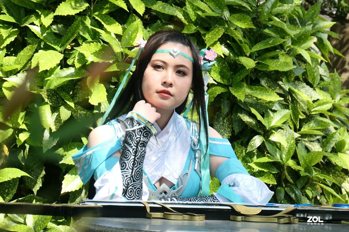 【妩琴女】——摄于上海桂林公园