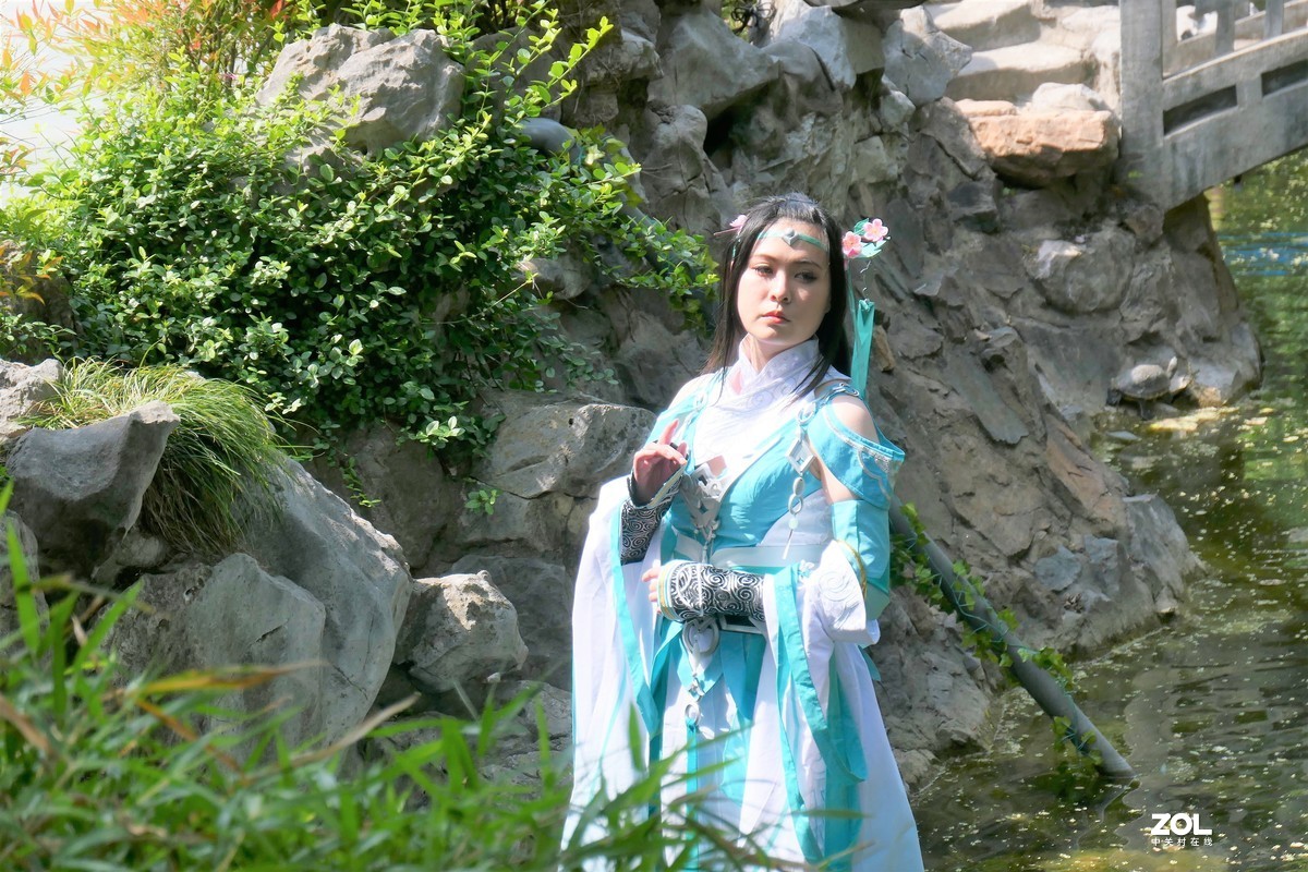 【妩琴女】——摄于上海桂林公园