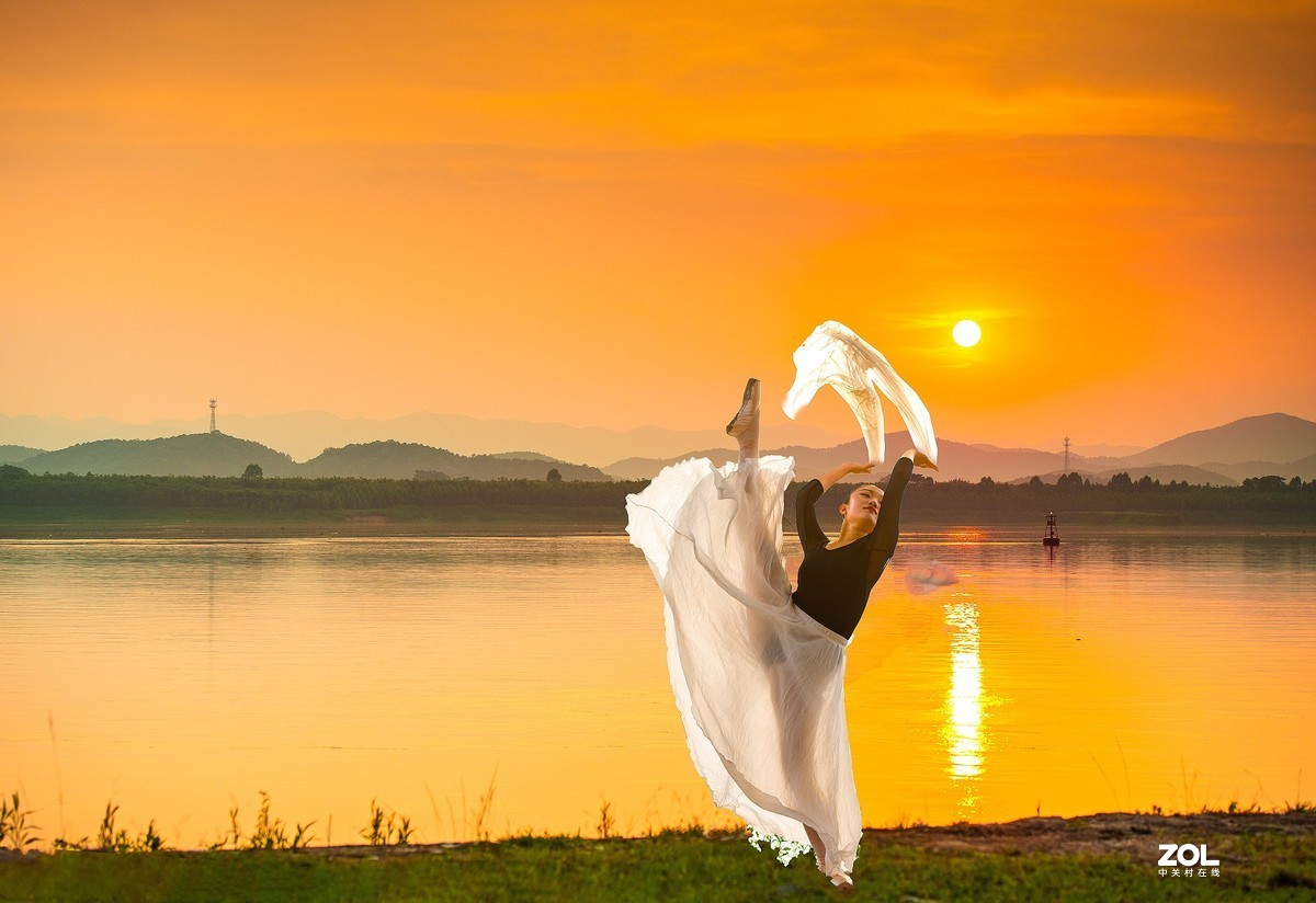 裙摆飘舞夕阳中