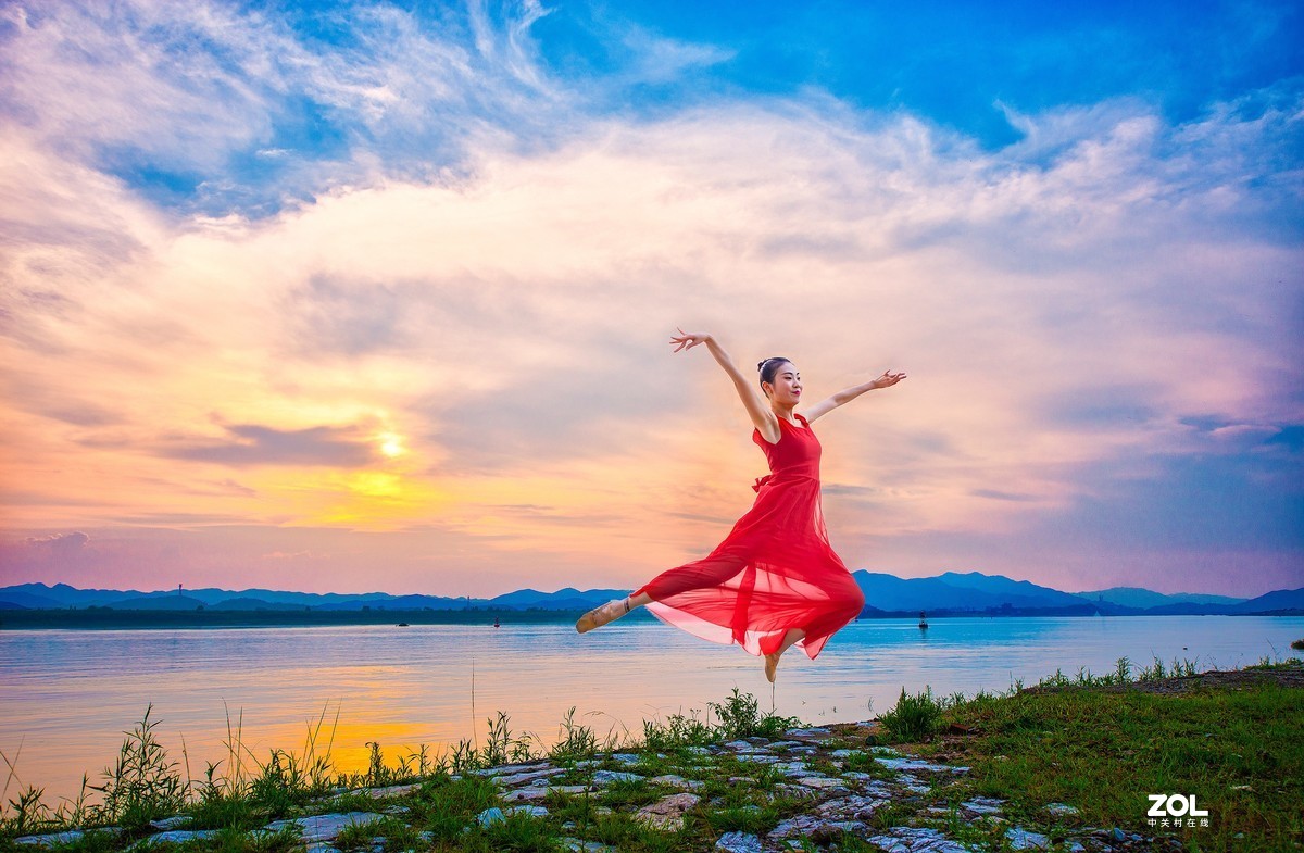 裙摆飘舞夕阳中