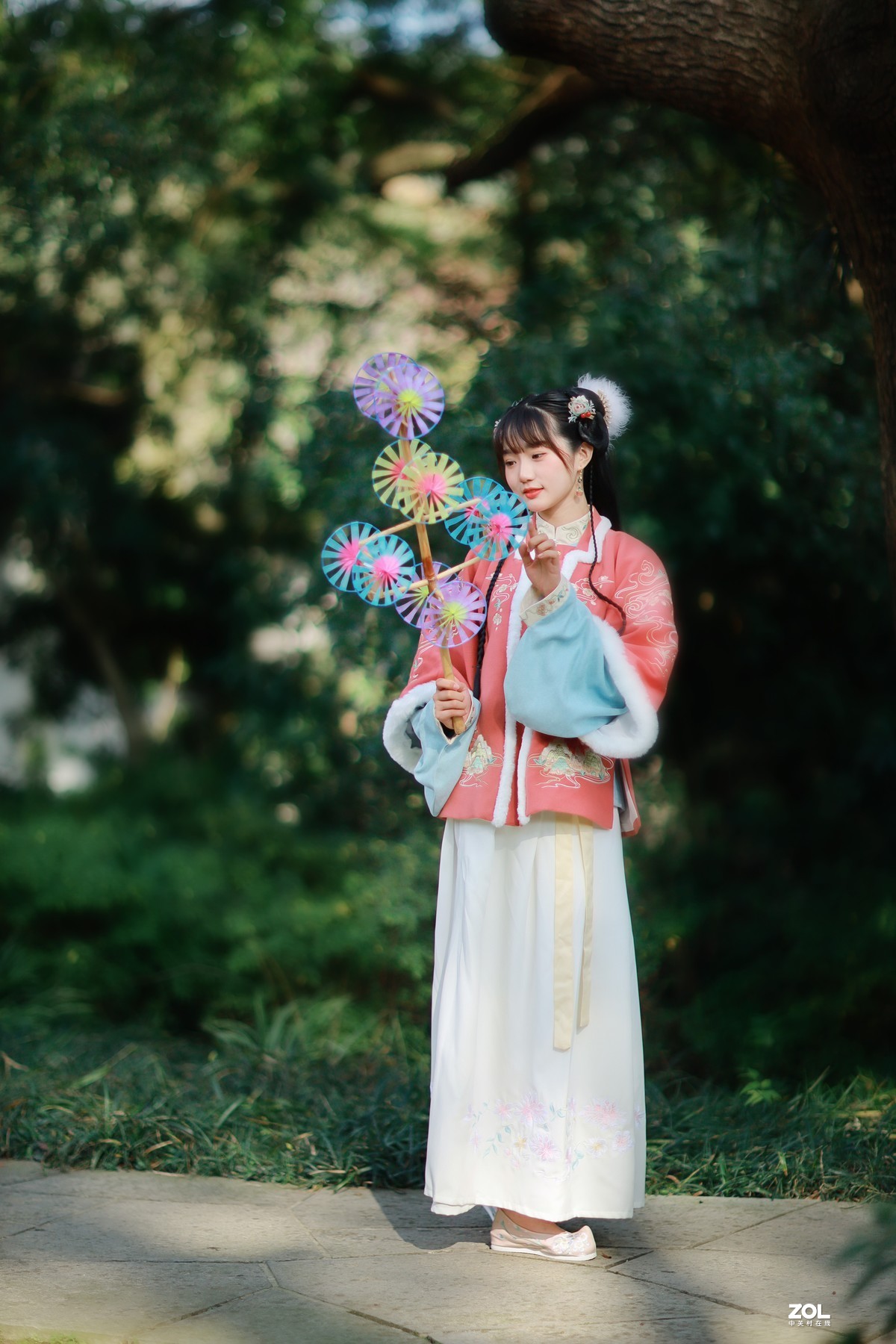 拿风车的小熊姑娘