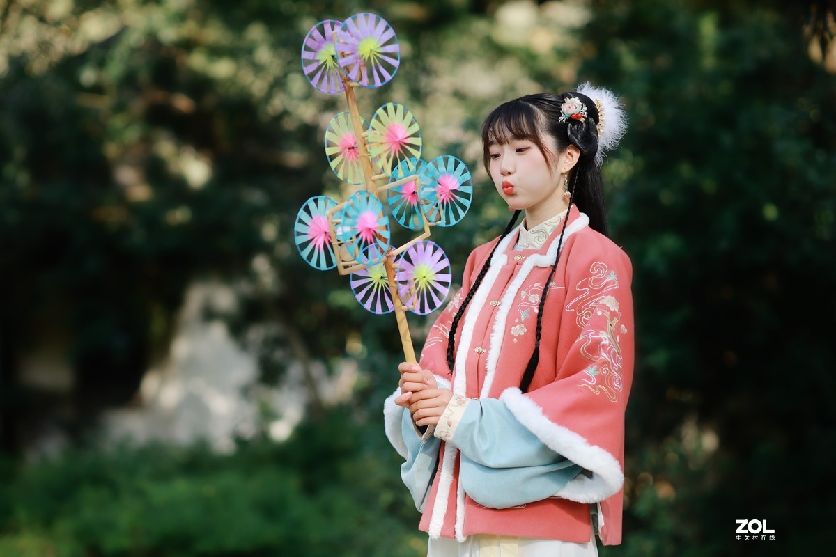 拿风车的小熊姑娘