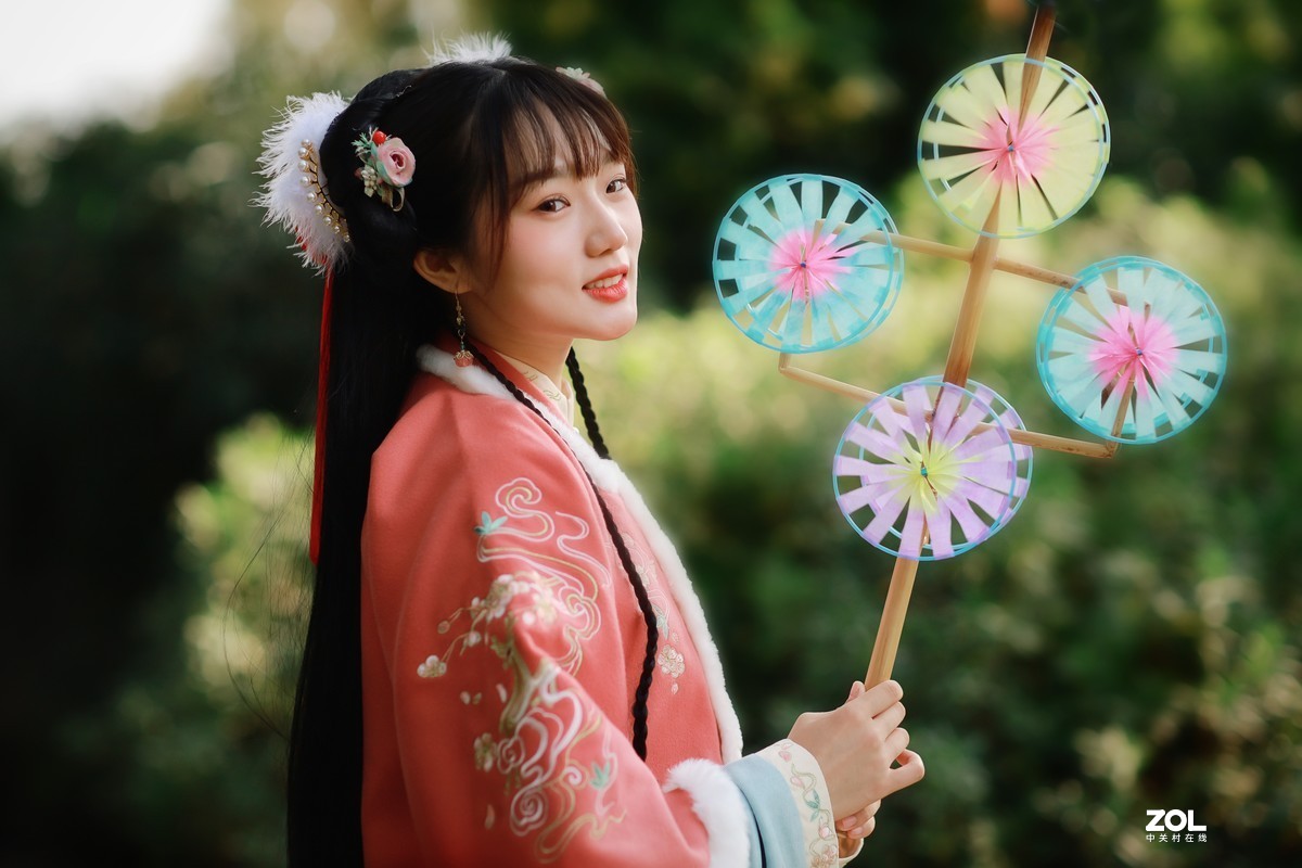 拿风车的小熊姑娘