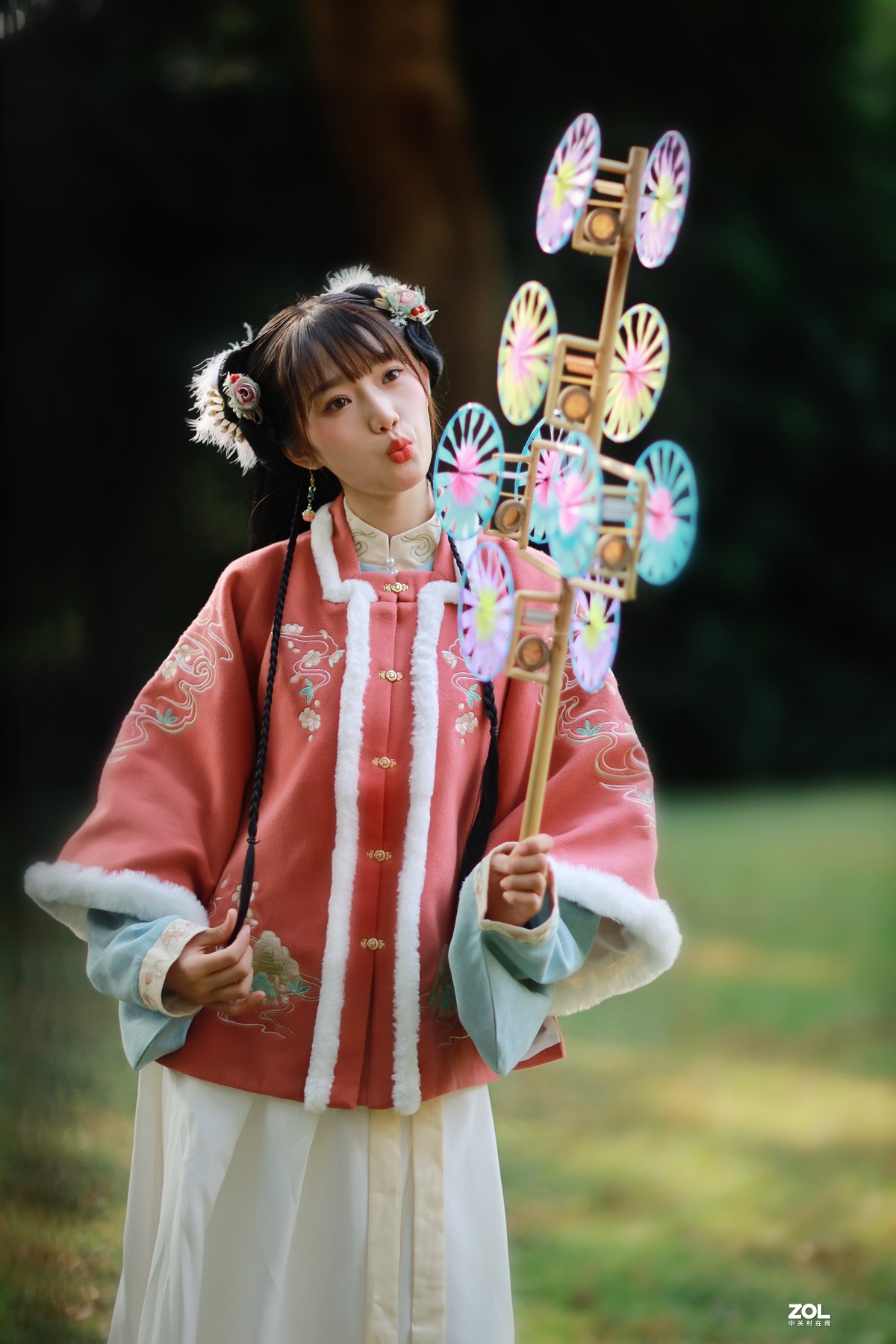 拿风车的小熊姑娘