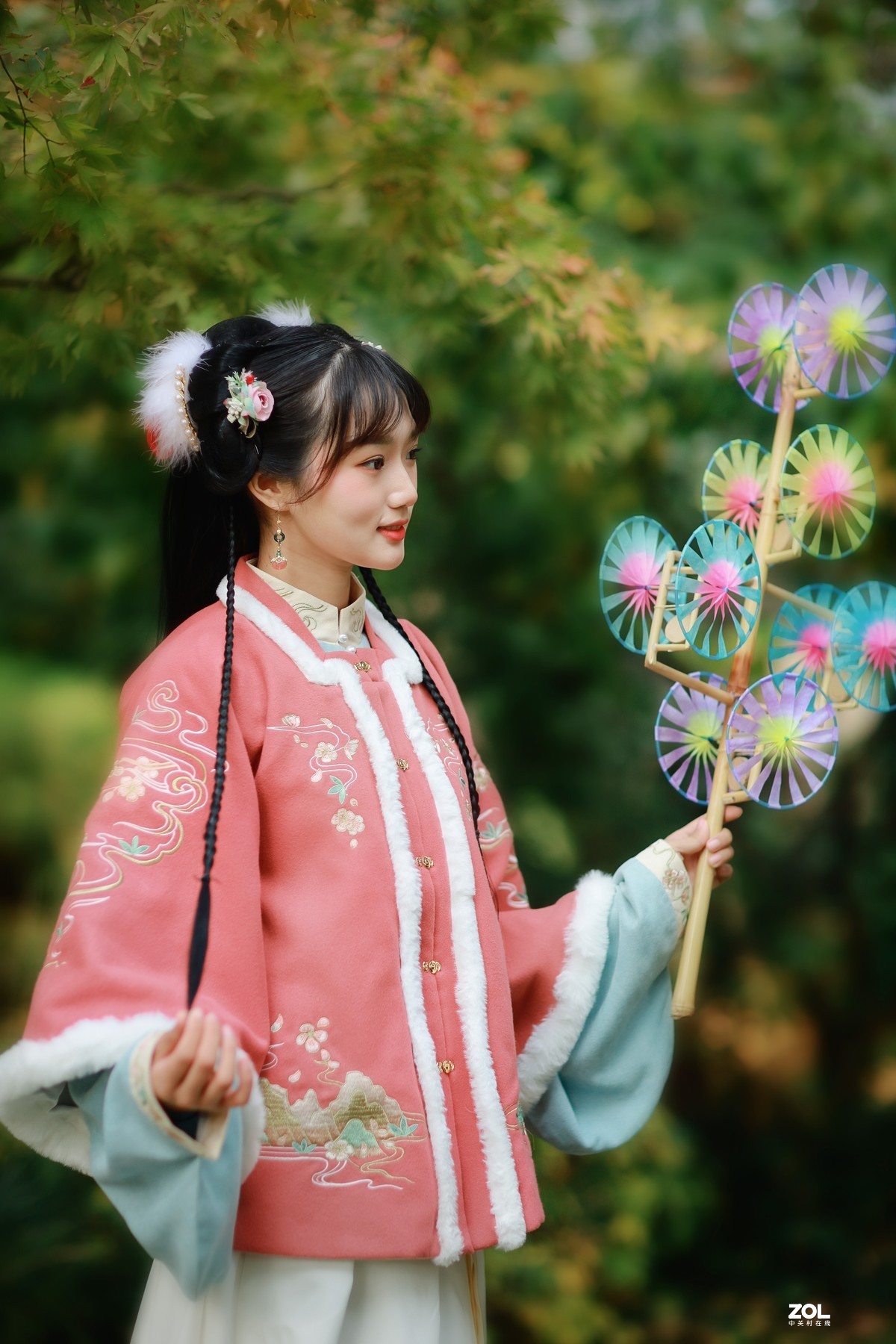 拿风车的小熊姑娘