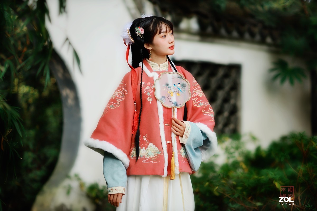 拿风车的小熊姑娘