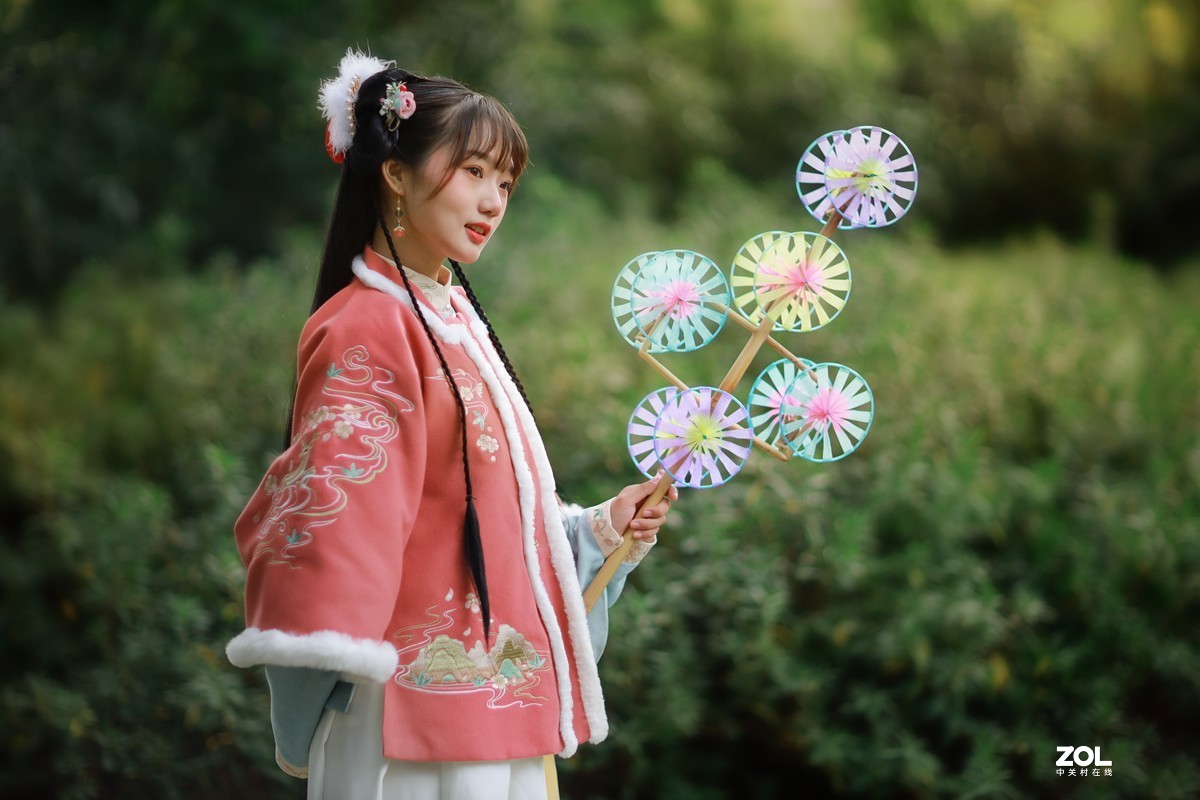 拿风车的小熊姑娘