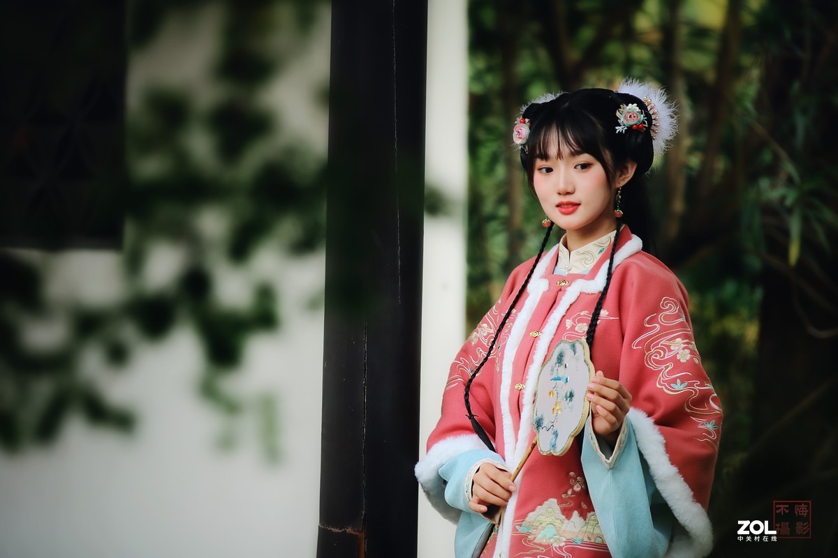 拿风车的小熊姑娘