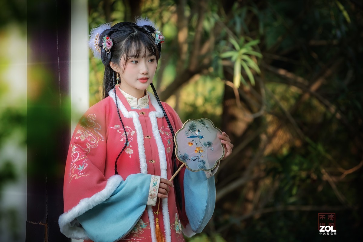 拿风车的小熊姑娘