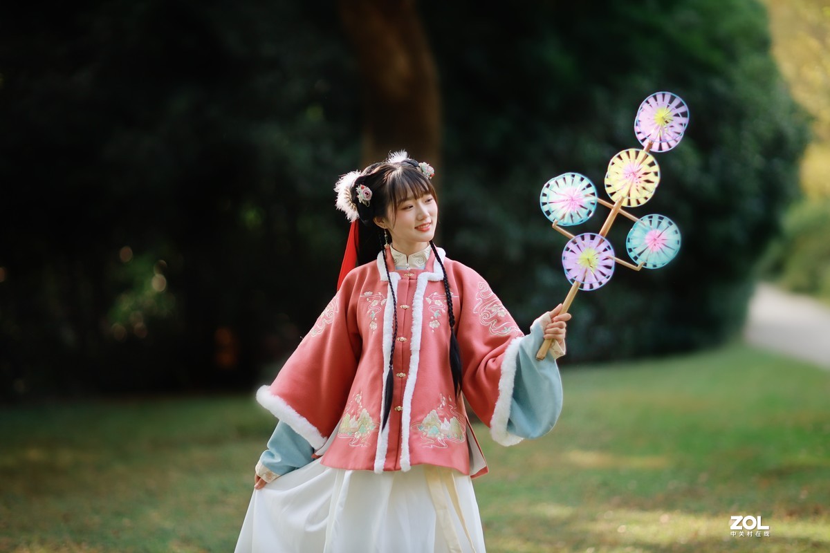 拿风车的小熊姑娘