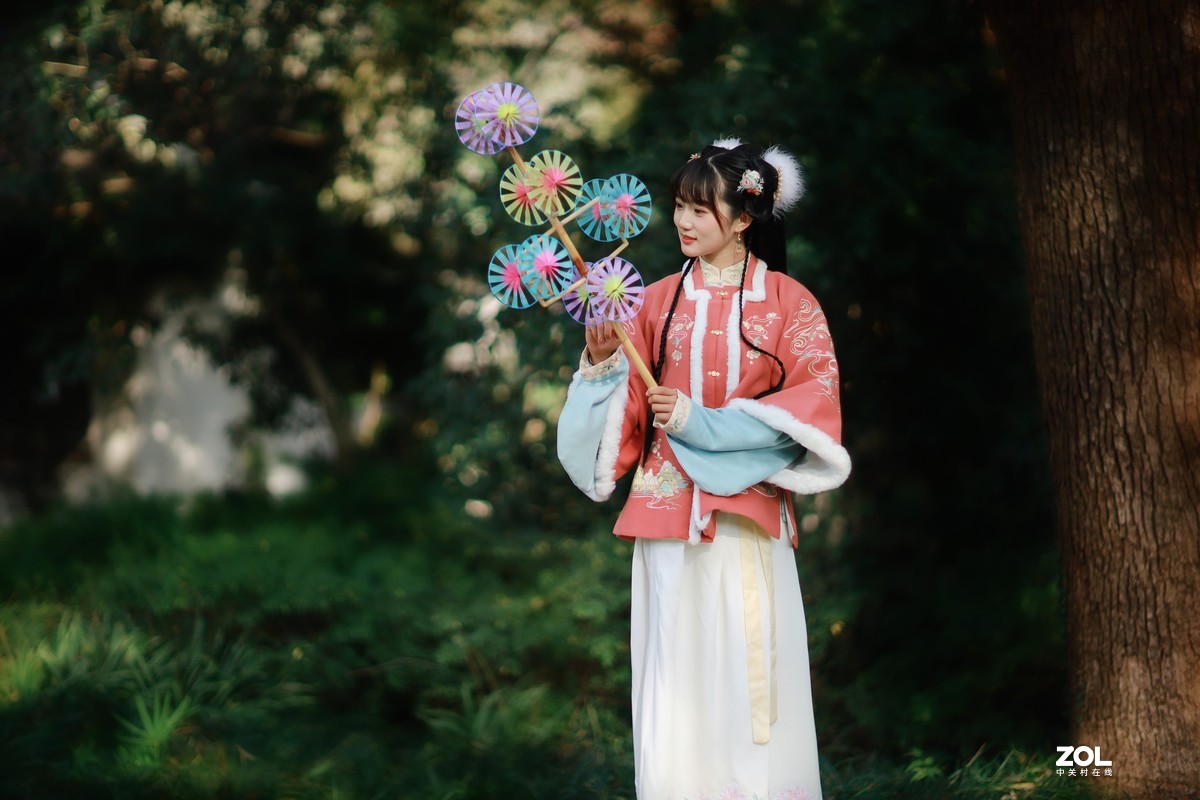 拿风车的小熊姑娘