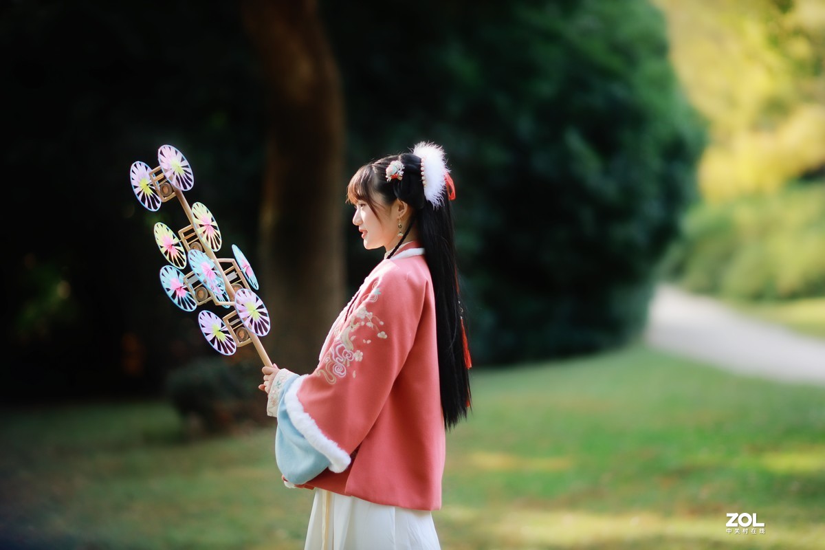 拿风车的小熊姑娘