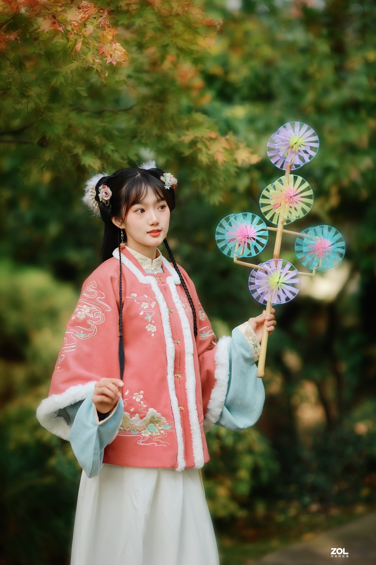 拿风车的小熊姑娘