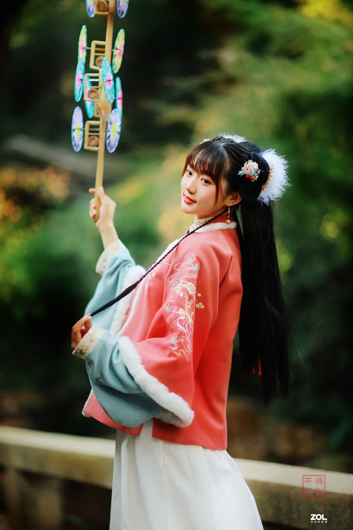 拿风车的小熊姑娘