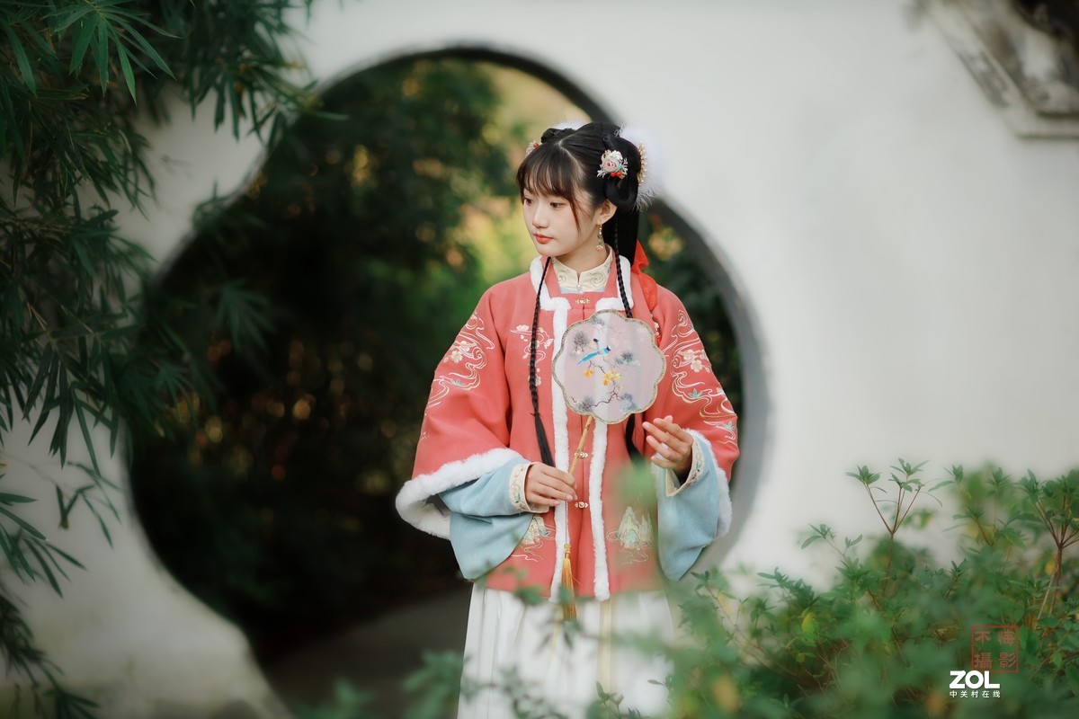 拿风车的小熊姑娘