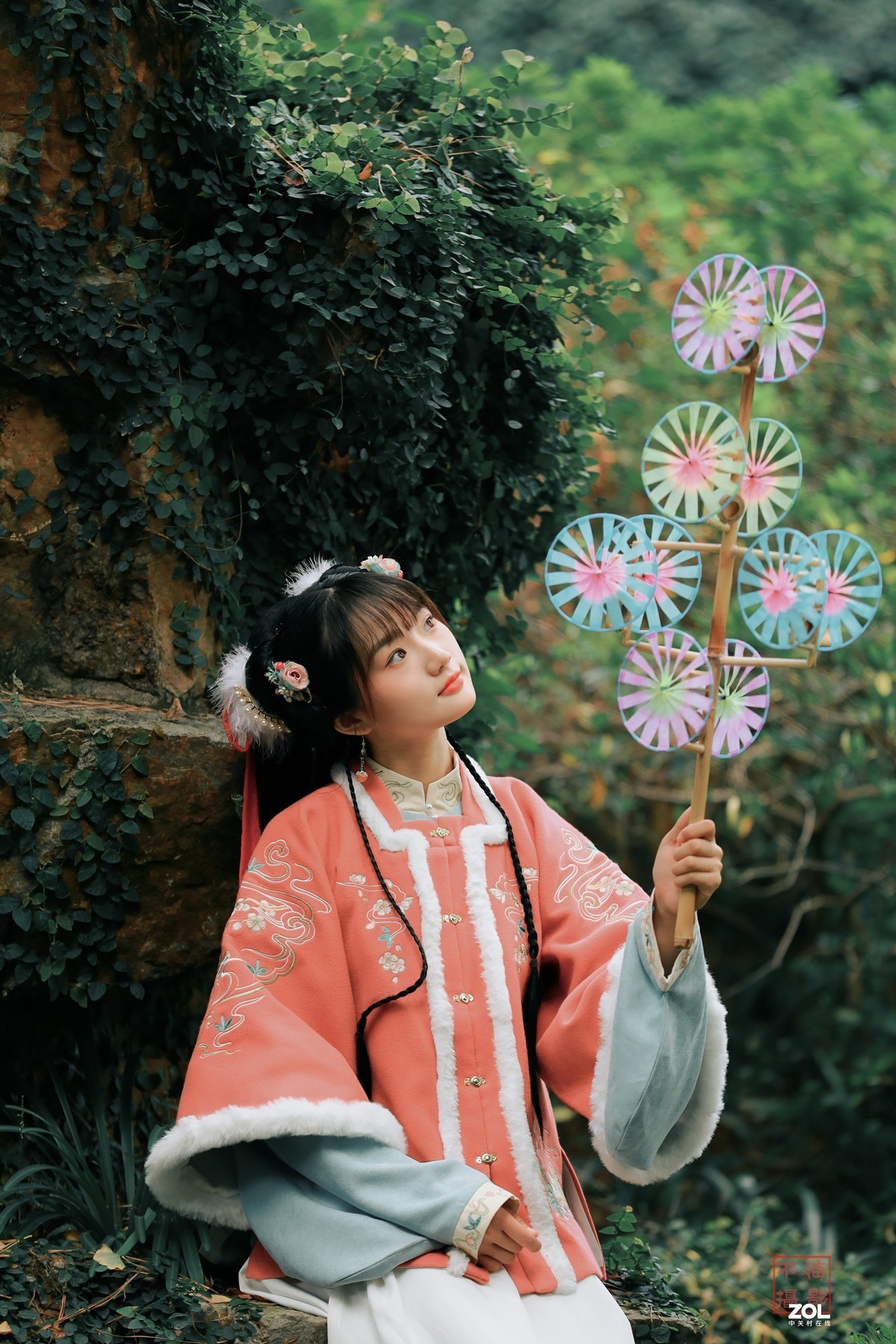 拿风车的小熊姑娘