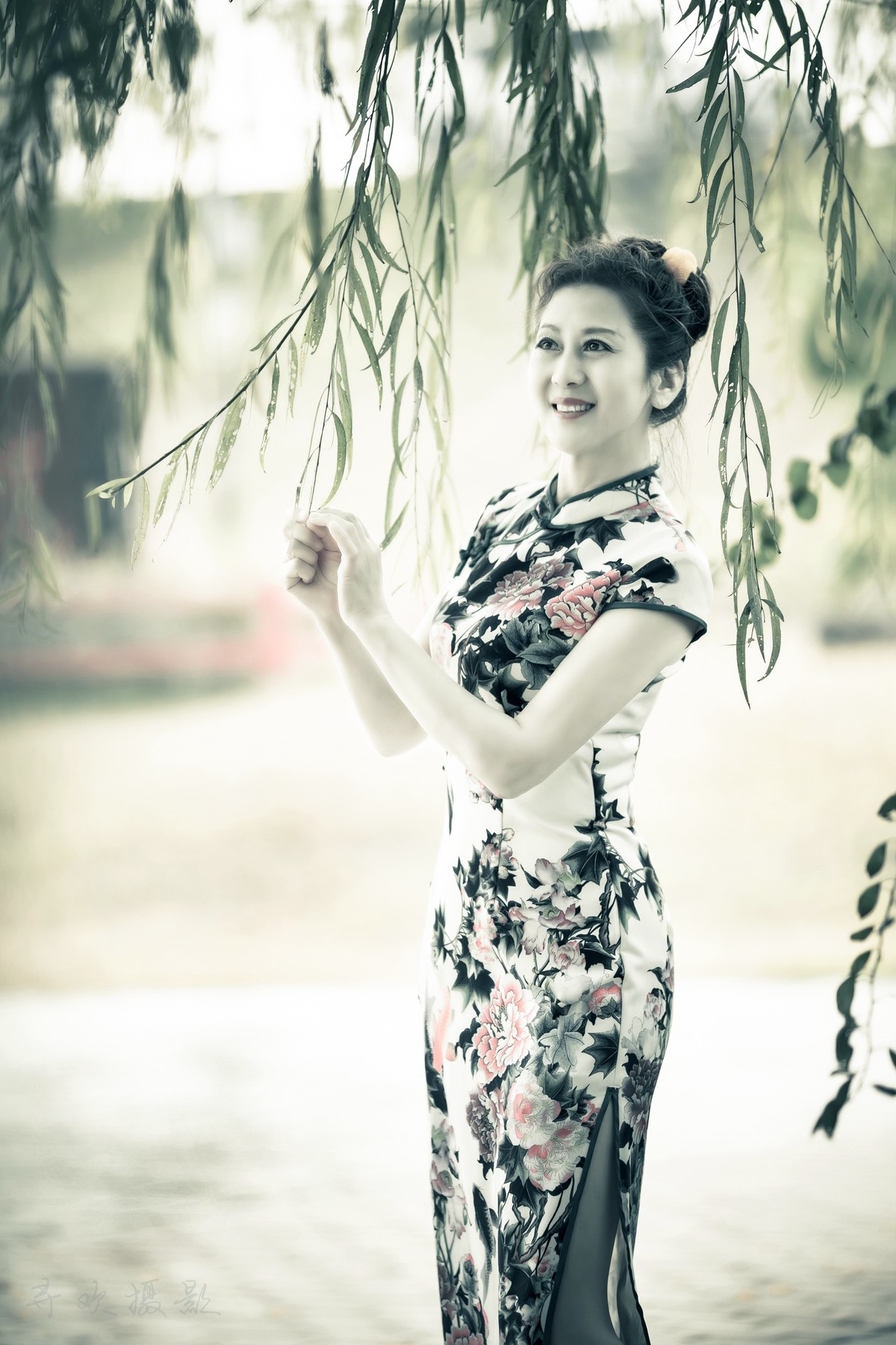 旗袍绿柳风中摆，圆臀玉腿细柔腰。