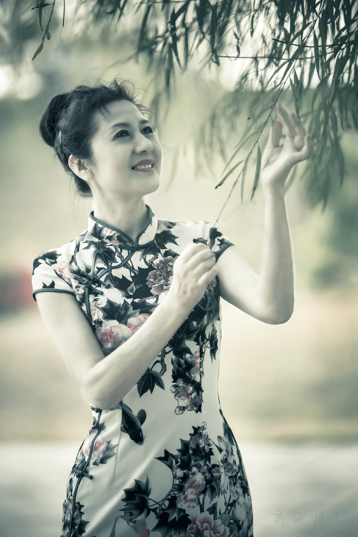 旗袍绿柳风中摆，圆臀玉腿细柔腰。