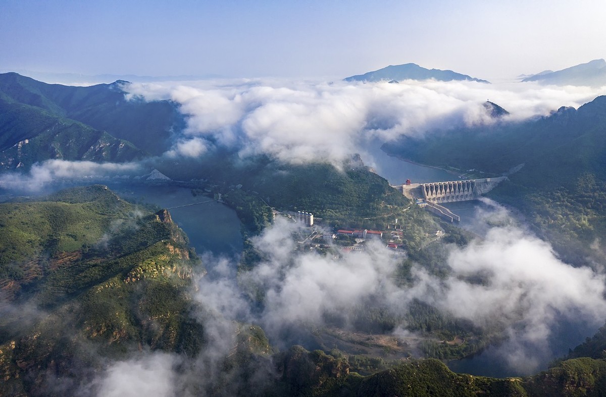 青山绿水白云间