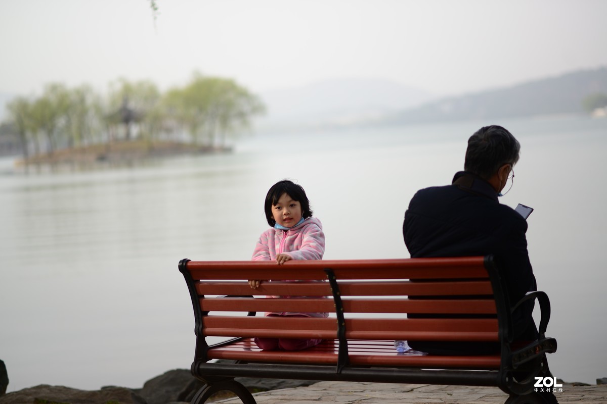 待到春花烂漫时，她在丛中笑