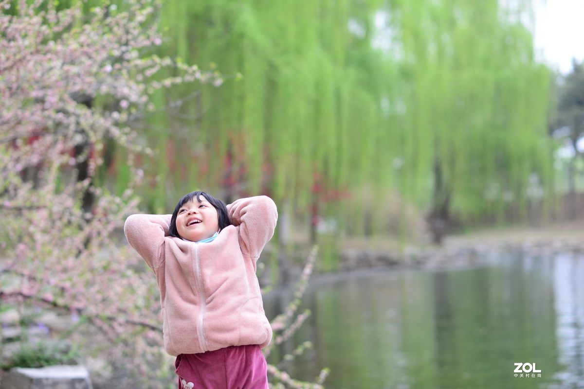 待到春花烂漫时，她在丛中笑