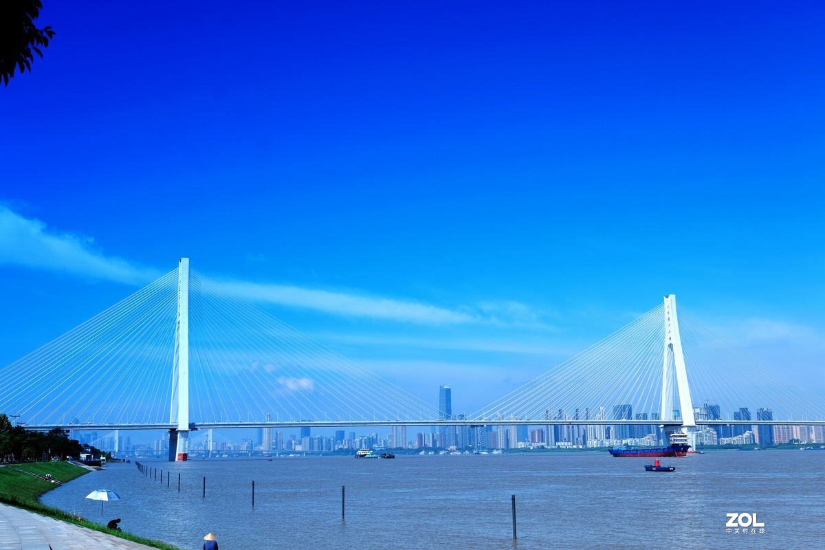 美丽的武汉长江夏日天际线风光