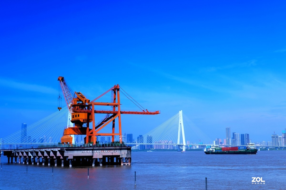 美丽的武汉长江夏日天际线风光