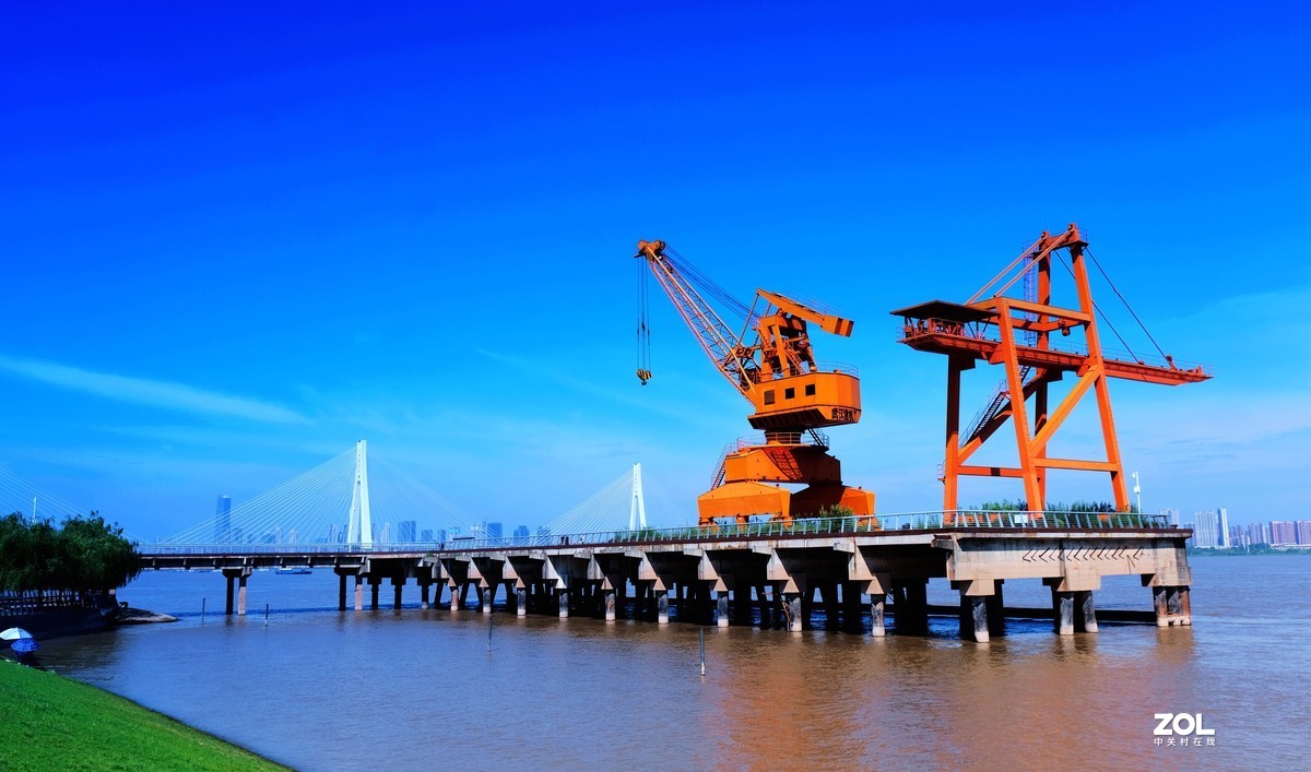 美丽的武汉长江夏日天际线风光