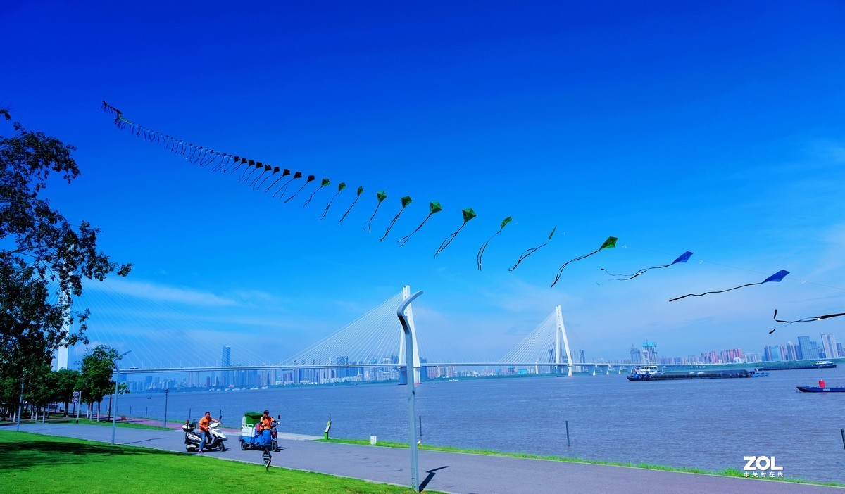 美丽的武汉长江夏日天际线风光