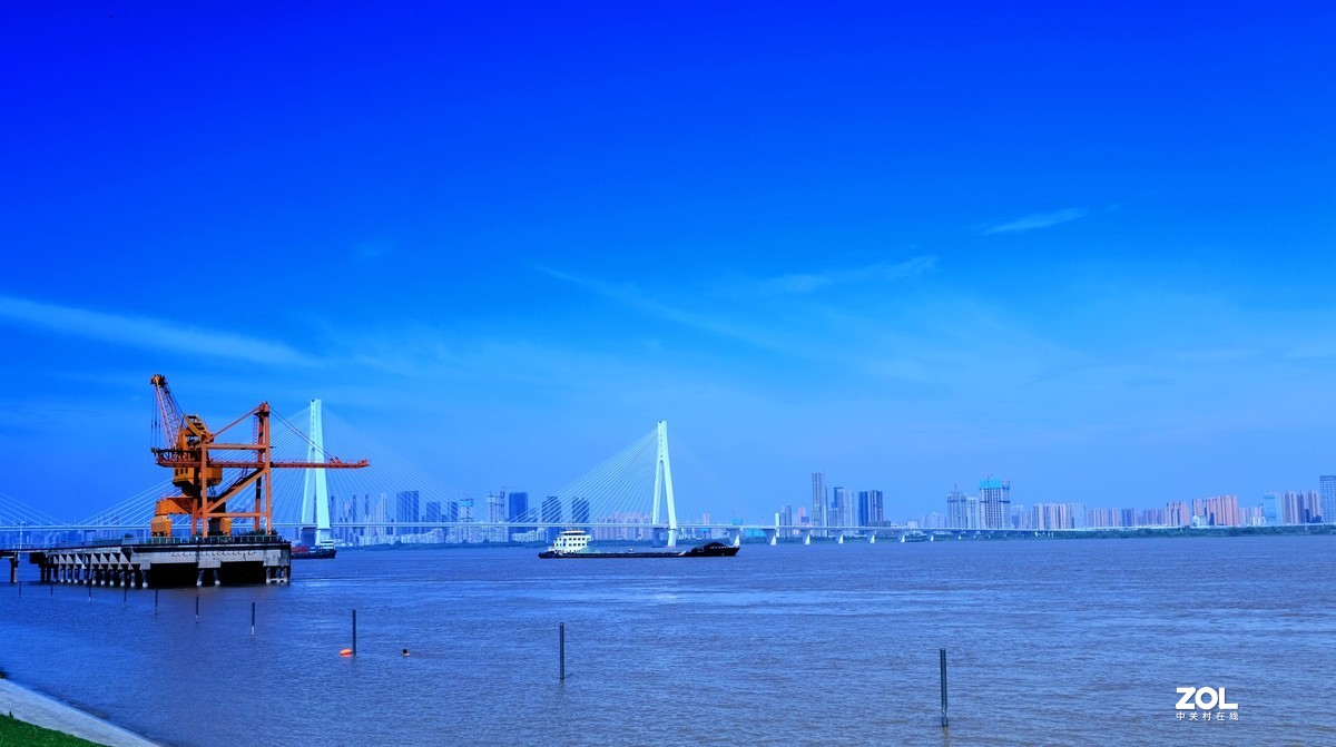 美丽的武汉长江夏日天际线风光