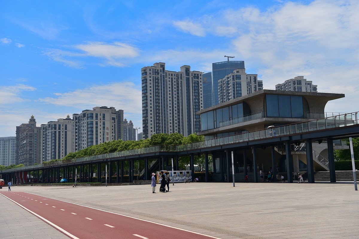 上海西岸徐汇滨江吊塔广场风貌