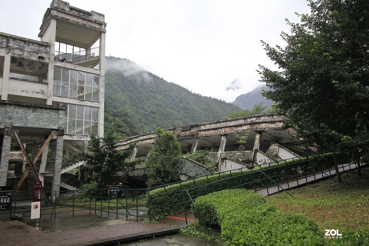 雨中的汶川縣映秀鎮地震遺址