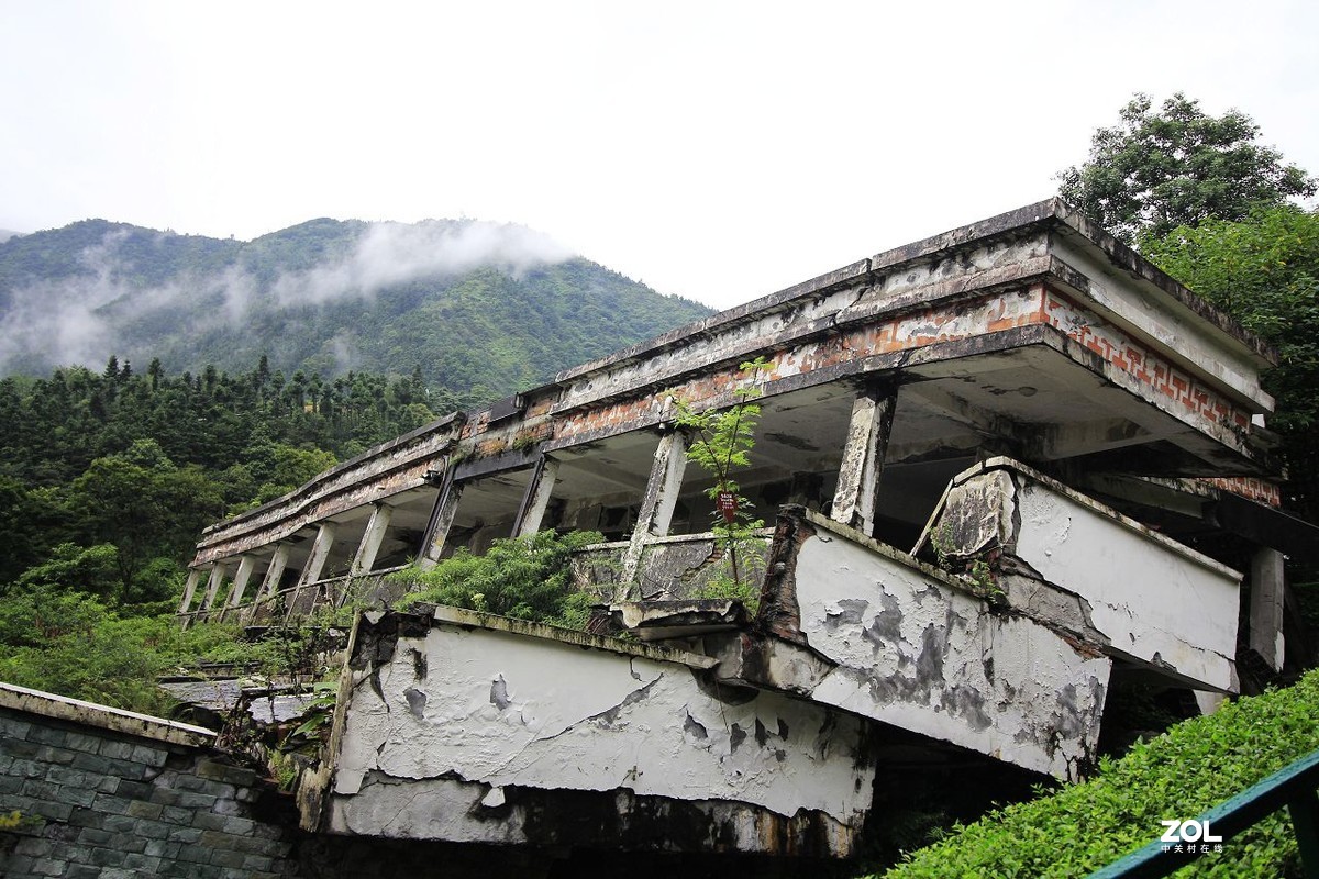 雨中的汶川县映秀镇地震遗址