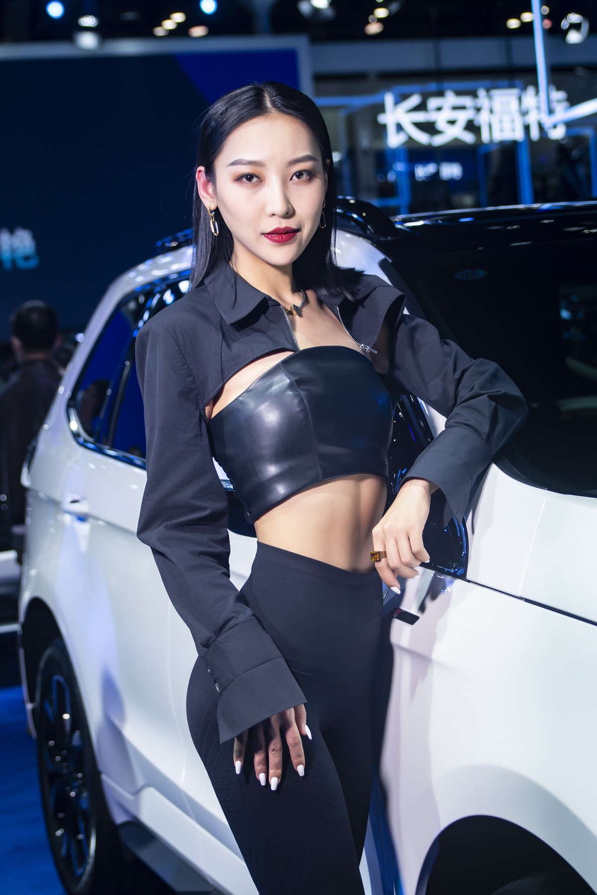 2021年广州国际车展比健身马还重的美国镜头新疆妹子人像一组。