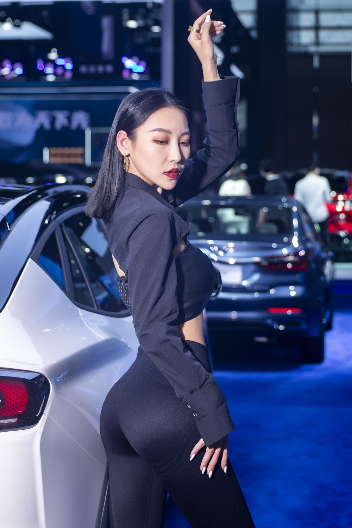 2021年广州国际车展比健身马还重的美国镜头新疆妹子人像一组。