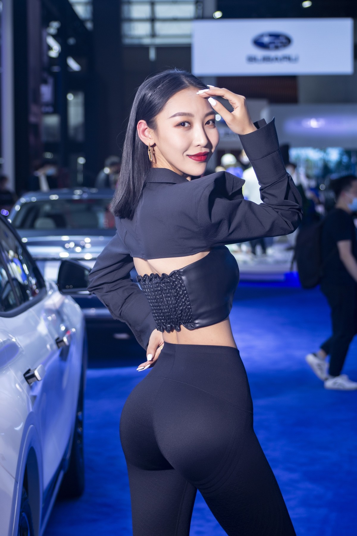 2021年广州国际车展比健身马还重的美国镜头新疆妹子人像一组。