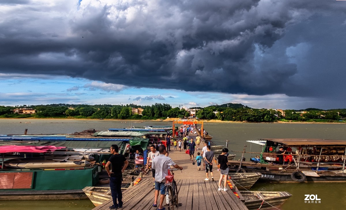 乌云密布下的古浮桥