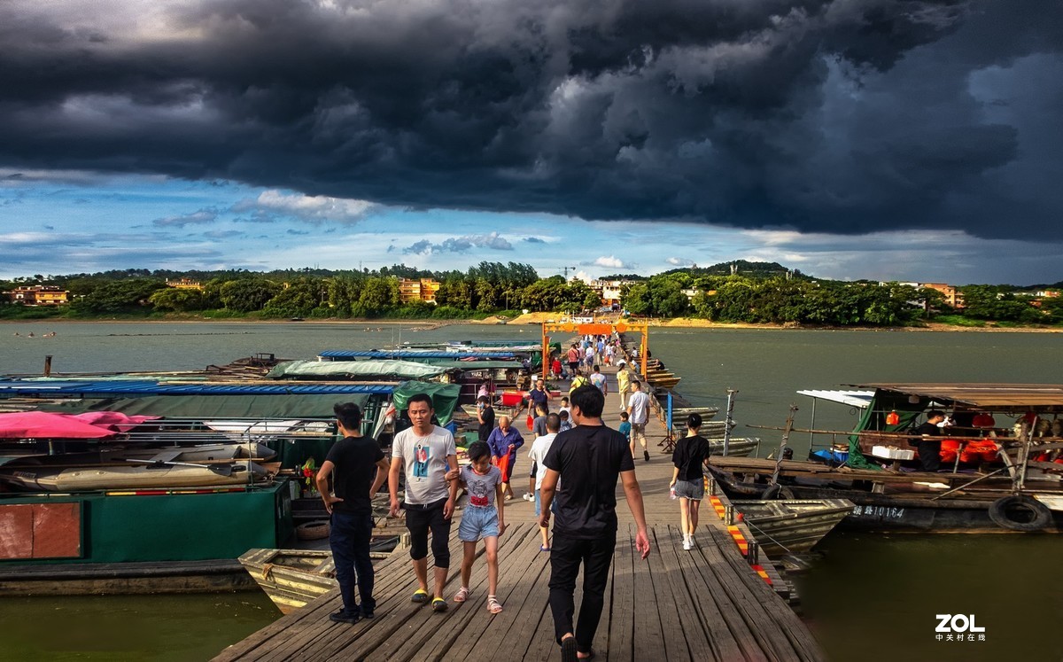 乌云密布下的古浮桥