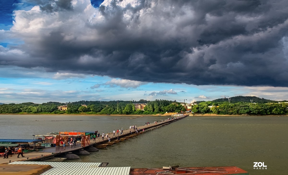 乌云密布下的古浮桥