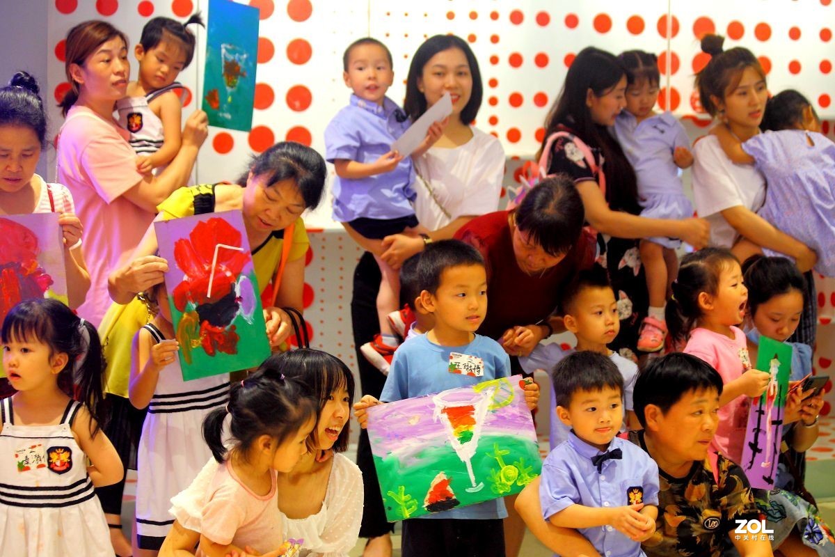 商场里偶遇小朋友搞活动