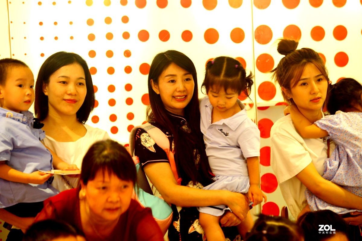 商场里偶遇小朋友搞活动