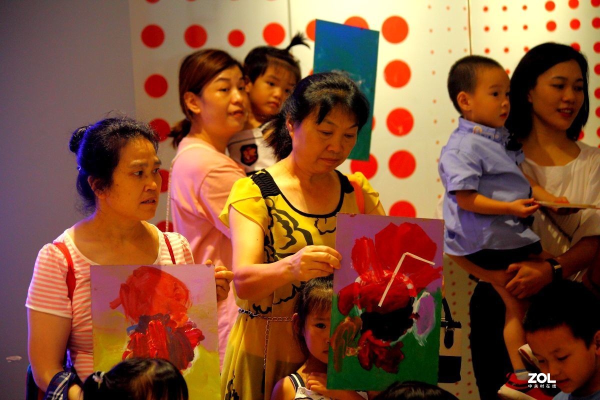 商场里偶遇小朋友搞活动