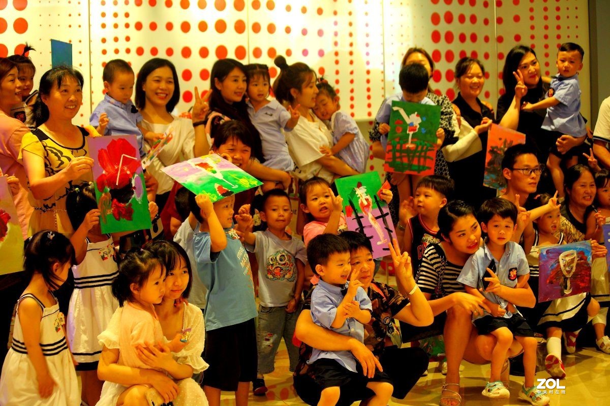 商场里偶遇小朋友搞活动