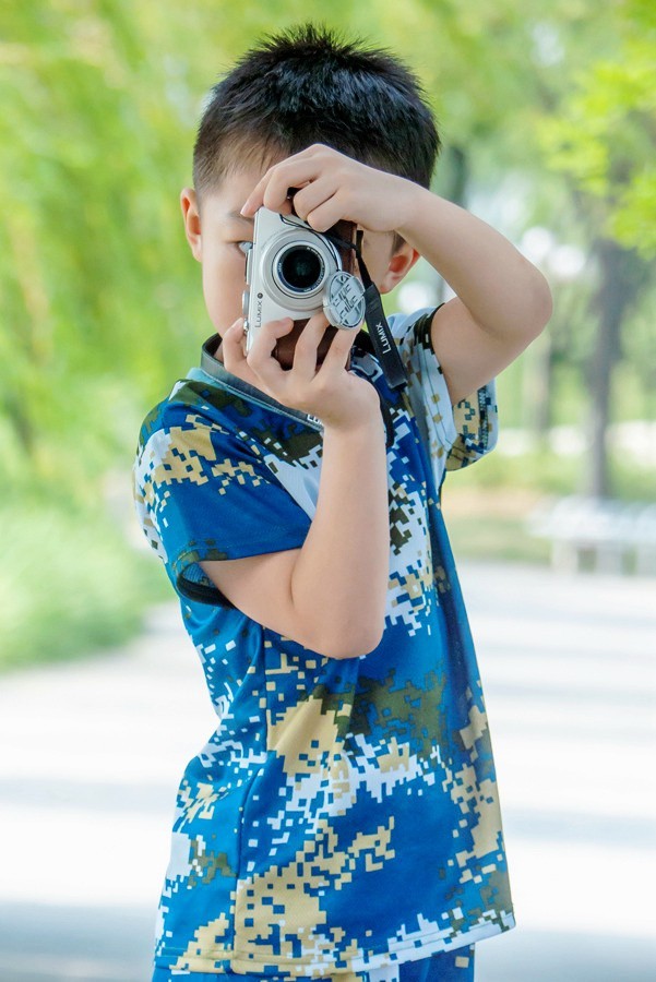 5岁男孩学摄影