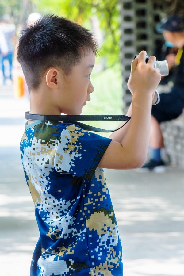 5岁男孩学摄影