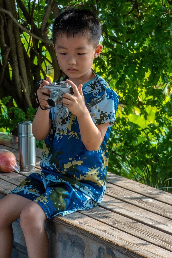 5岁男孩学摄影