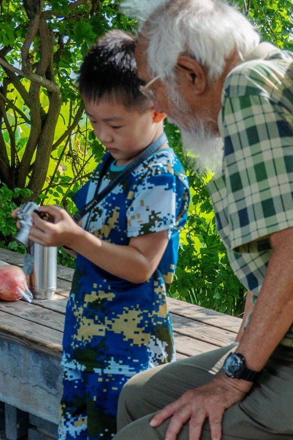 5岁男孩学摄影